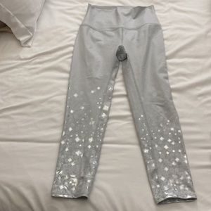 Alo cropped light gray/silver leggings. Size xs